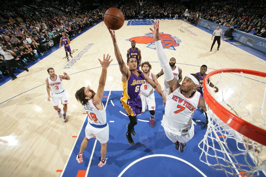 Jordan Clarkson in lay up prova a superare la difesa di Carmelo Anthony (Getty Images)